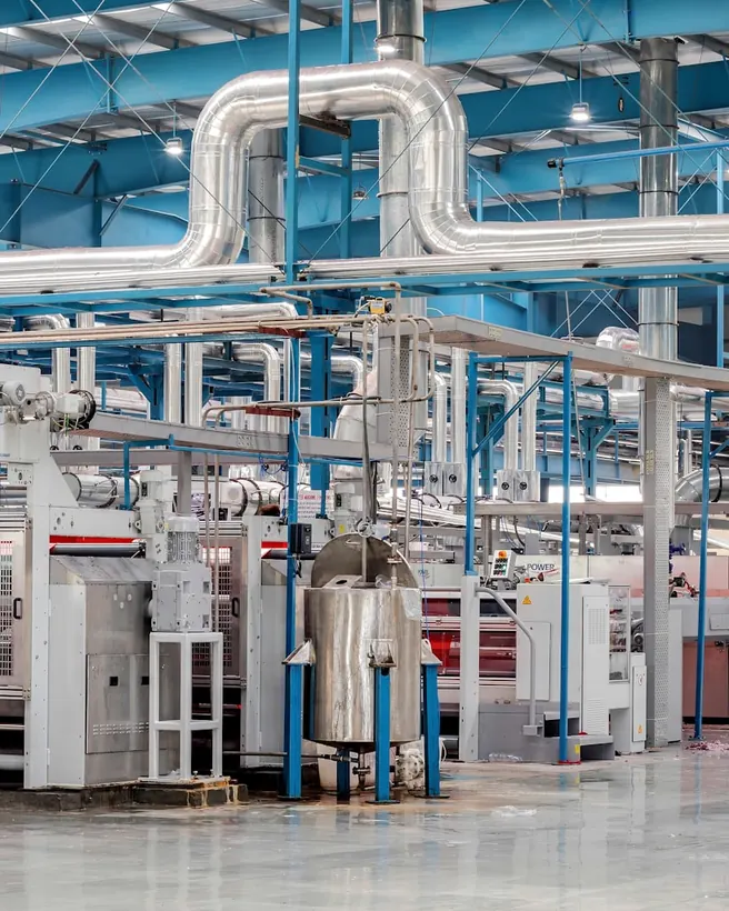 Atelier industriel avec tuyauteries et ligne de production